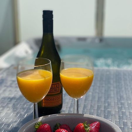 Premium Accommodation With Luxury Hot-Tub And Decking Area, Near Fantasy Island Ingoldmells Exterior foto