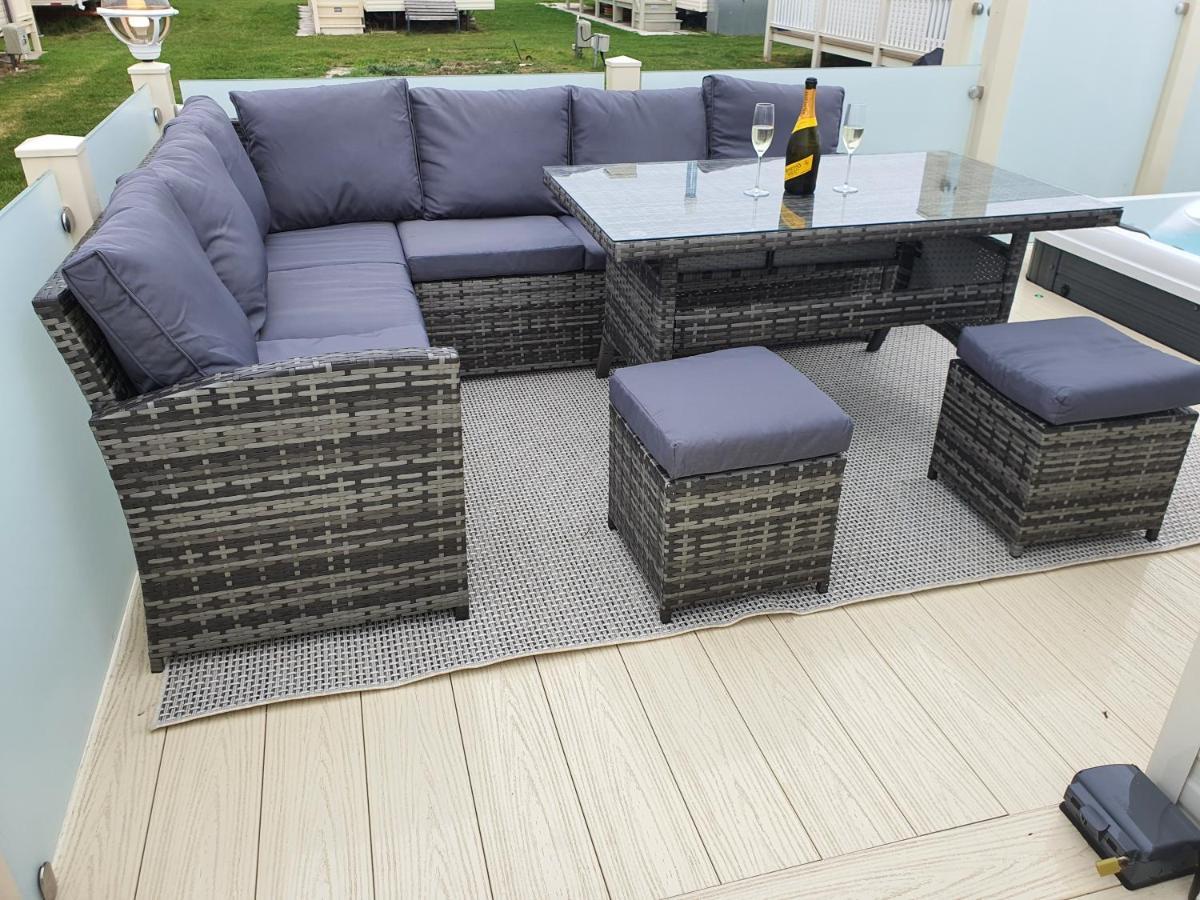 Premium Accommodation With Luxury Hot-Tub And Decking Area, Near Fantasy Island Ingoldmells Exterior foto