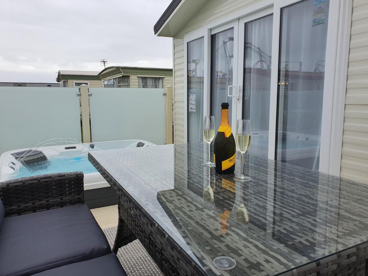 Premium Accommodation With Luxury Hot-Tub And Decking Area, Near Fantasy Island Ingoldmells Exterior foto