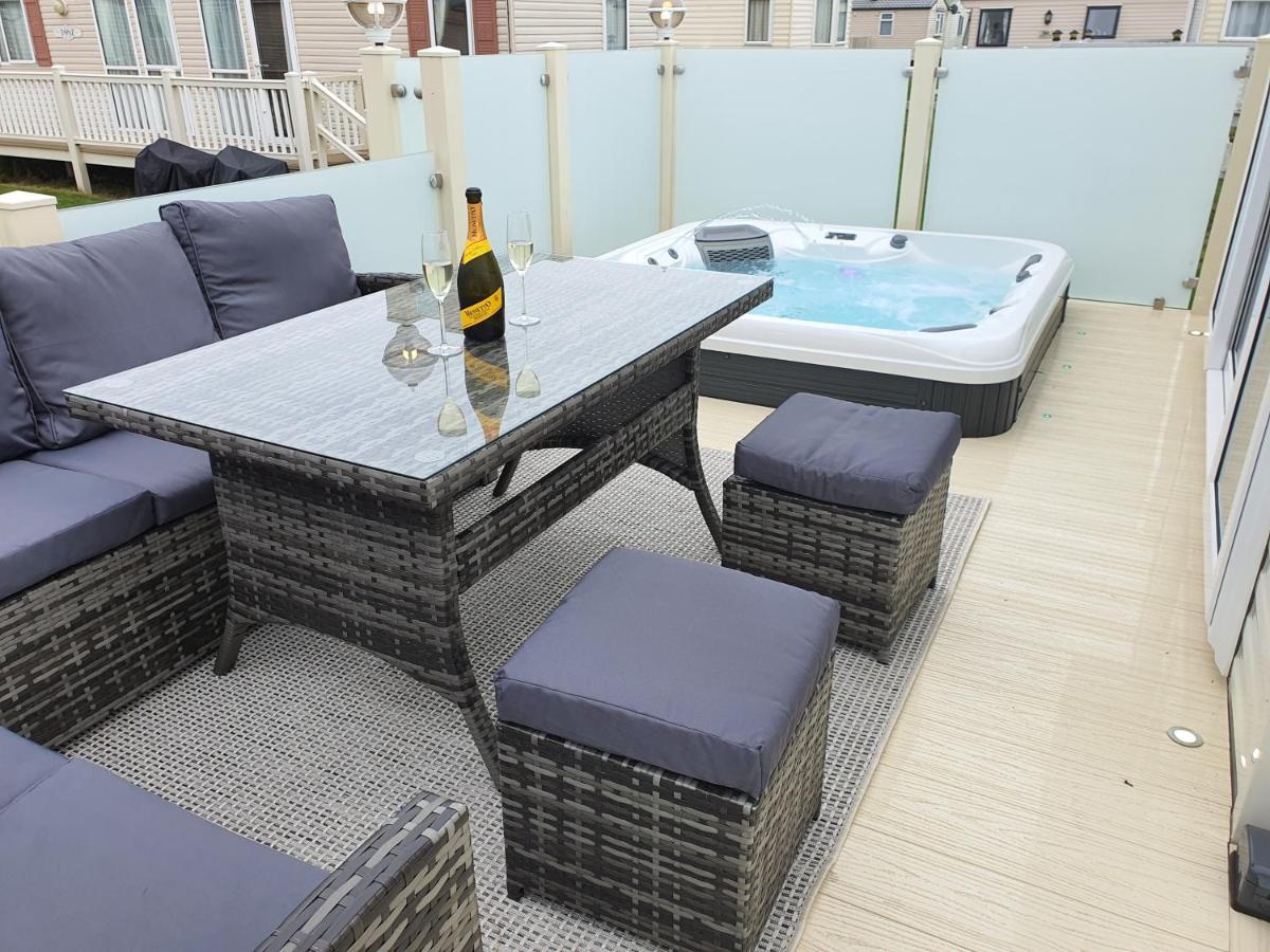 Premium Accommodation With Luxury Hot-Tub And Decking Area, Near Fantasy Island Ingoldmells Exterior foto