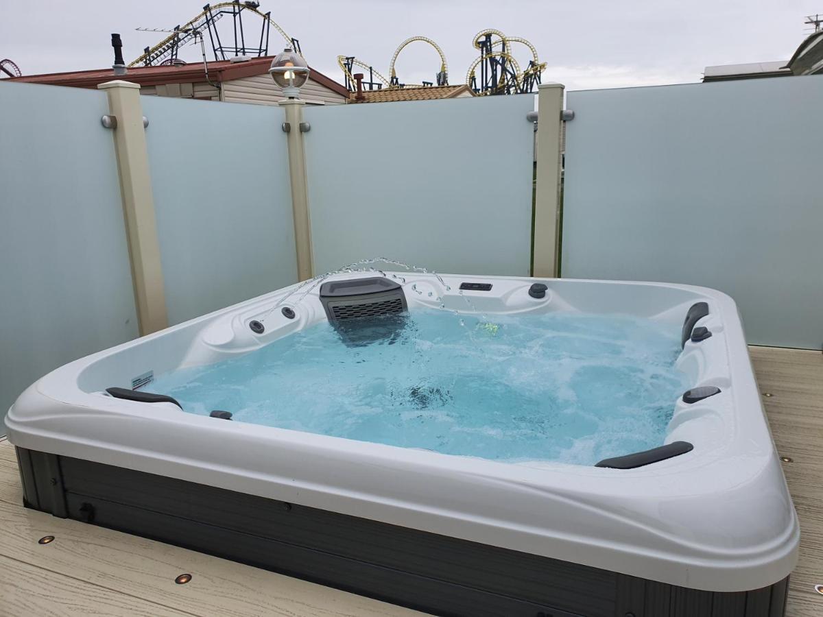 Premium Accommodation With Luxury Hot-Tub And Decking Area, Near Fantasy Island Ingoldmells Exterior foto