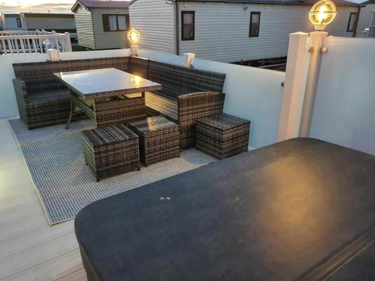 Premium Accommodation With Luxury Hot-Tub And Decking Area, Near Fantasy Island Ingoldmells Exterior foto