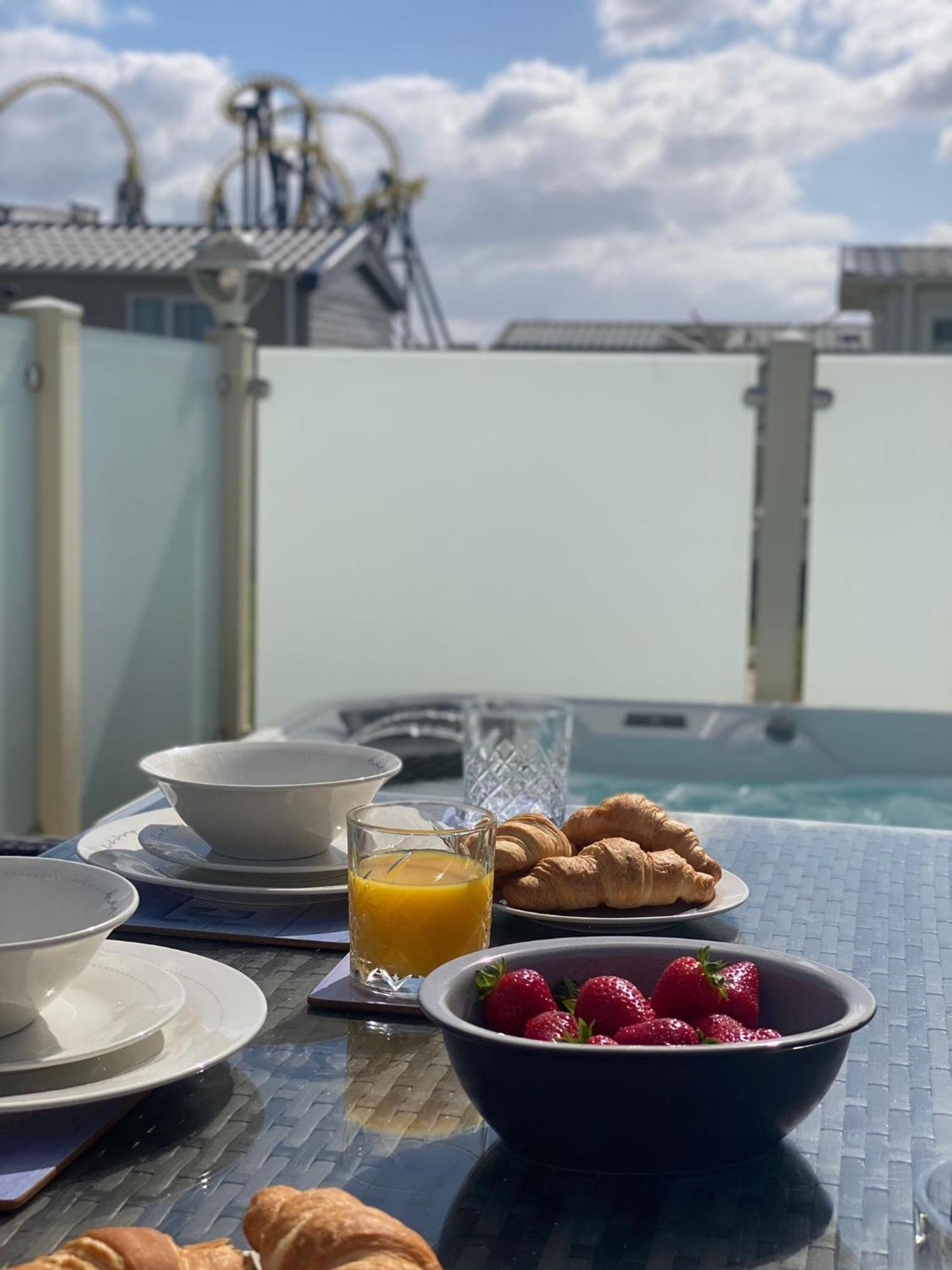 Premium Accommodation With Luxury Hot-Tub And Decking Area, Near Fantasy Island Ingoldmells Exterior foto