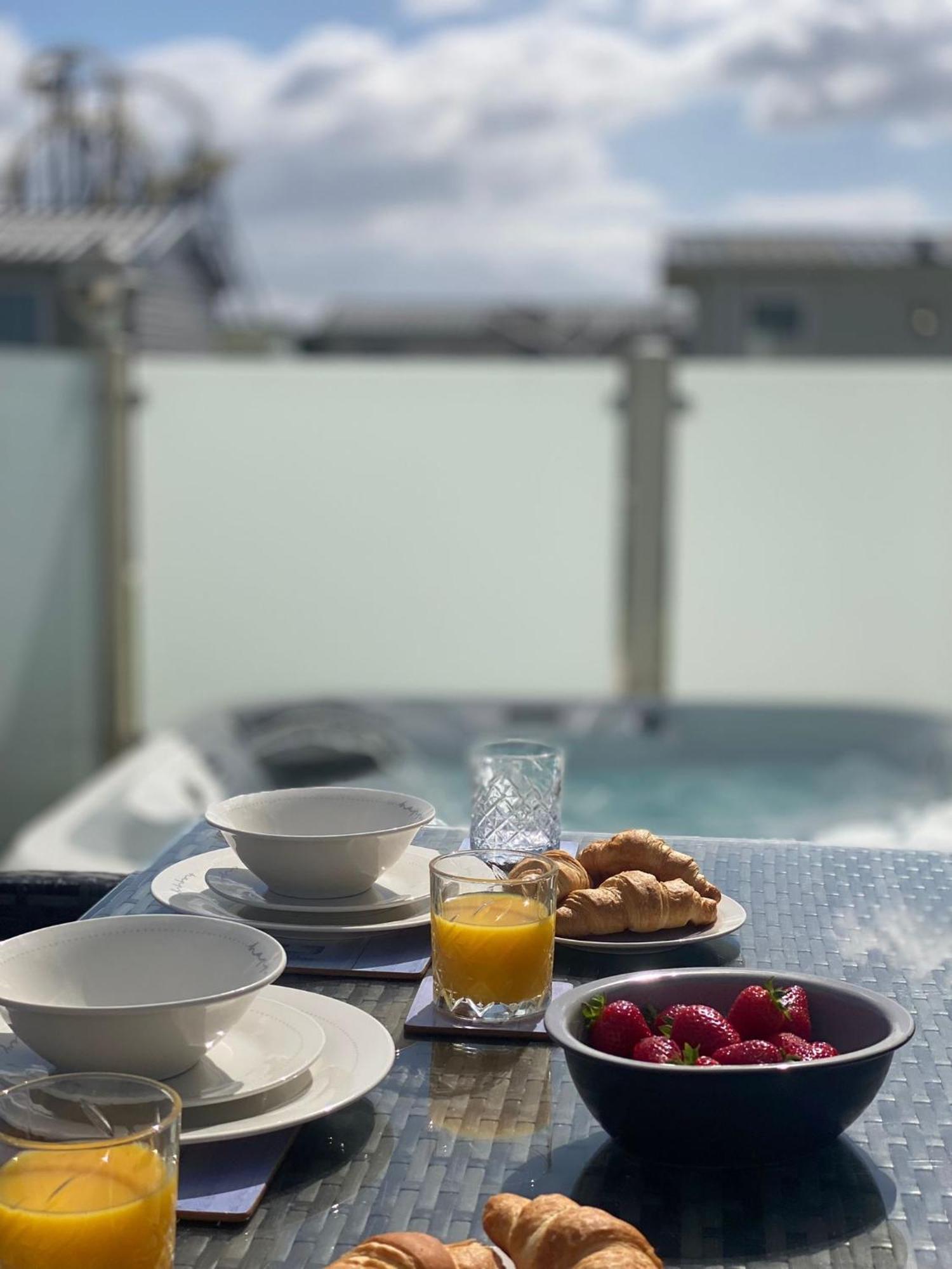 Premium Accommodation With Luxury Hot-Tub And Decking Area, Near Fantasy Island Ingoldmells Exterior foto